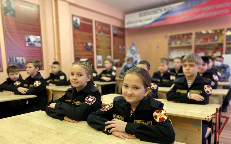 Росгвардейский Дед Мороз специального назначения побывал в гостях у волжских кадет