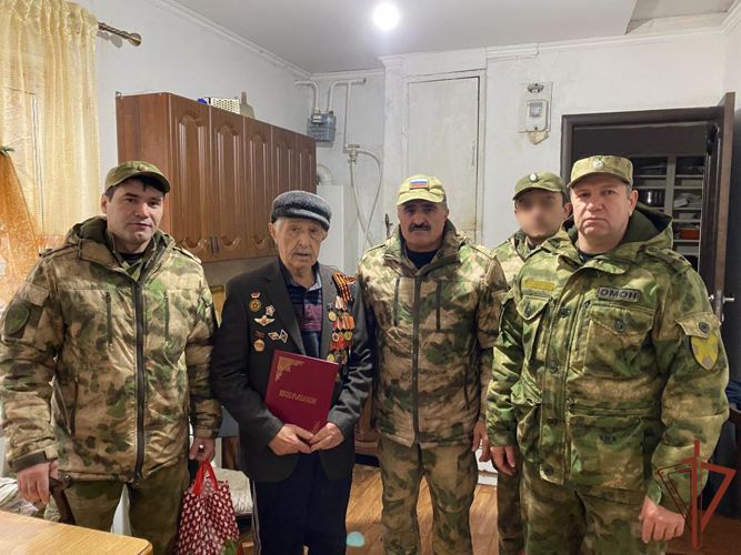 Акцию «С Новым годом, ветеран!» поддержали росгвардейцы в Дагестане  