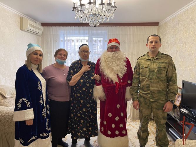 В Дагестане росгвардейцы поздравили ветеранов войны с наступающим Новым годом