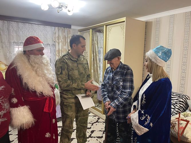 В Дагестане росгвардейцы поздравили ветеранов войны с наступающим Новым годом