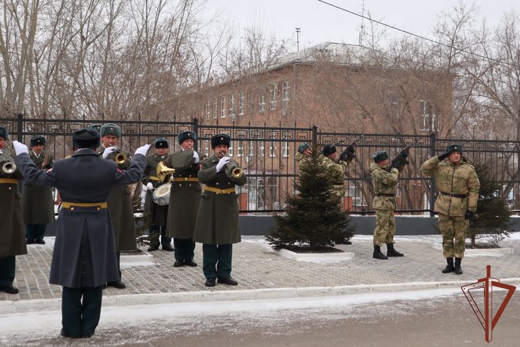 Военнослужащие Росгвардии торжественно открыли мемориальную доску Герою России генерал-лейтенанту Николаю Скрыпнику