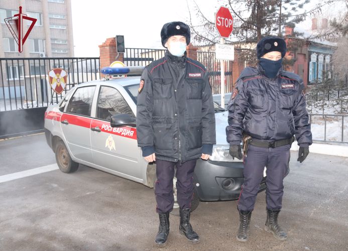 Росгвардейцы в гололедицу пришли на помощь пожилой жительнице Читы