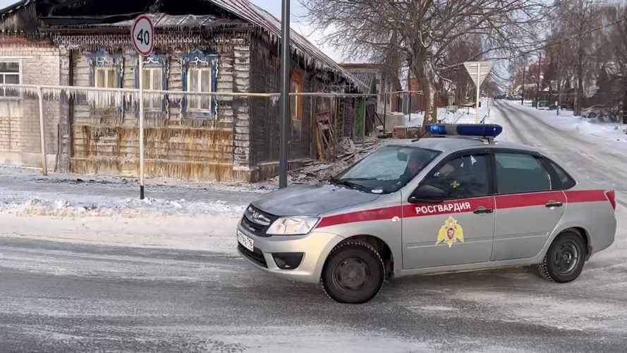 Росгвардейцы спасли пожилую пару из горящего дома в Татарстане