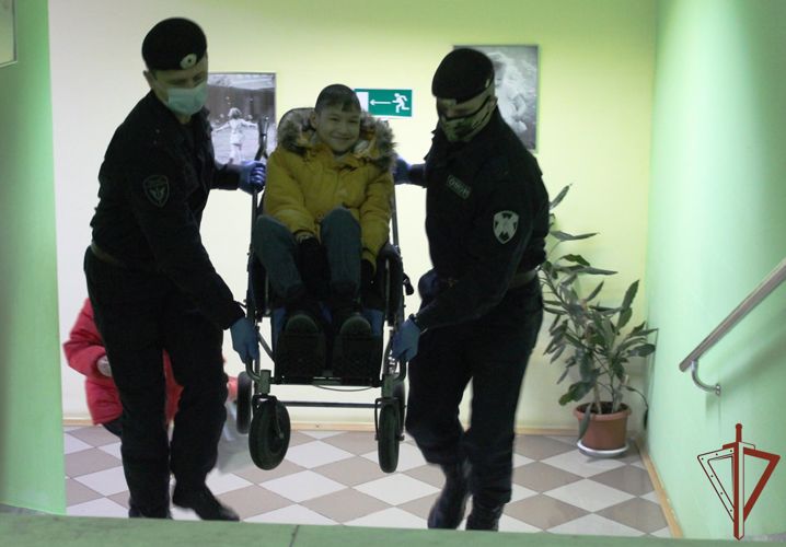 Росгвардейцы помогли провести праздник для детей с ограниченными возможностями здоровья в Тюмени