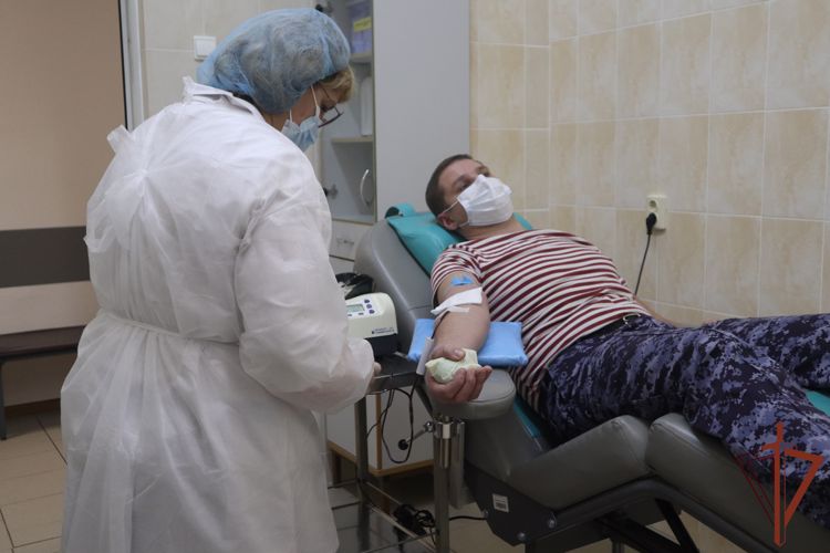 Росгвардейцы продолжают оказывать донорскую помощь пациентам петербургского онкоцентра (видео)