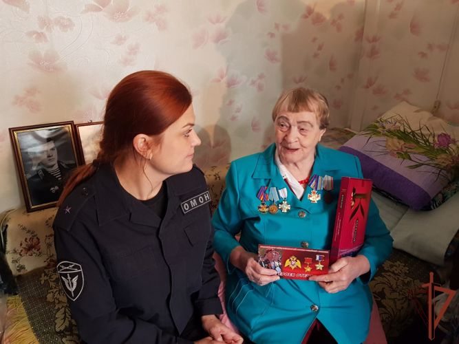 На Среднем Урале росгвардейцы навестили маму Героя России Виктора Чечвия 