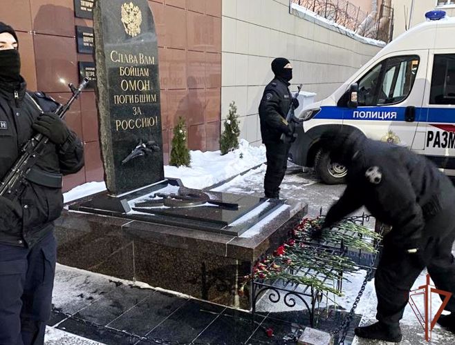 Память погибших сослуживцев почтили сотрудники ОМОН Росгвардии в Петербурге