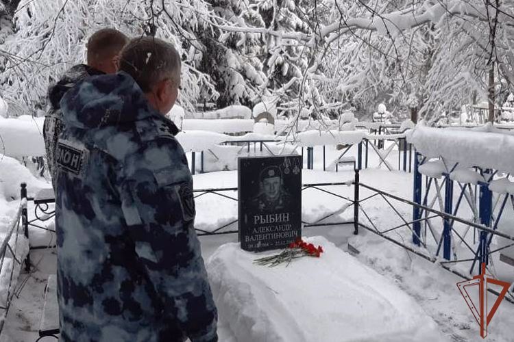Сотрудники Росгвардии Архангельской области почтили память бойца, погибшего 18 лет назад в Чечне