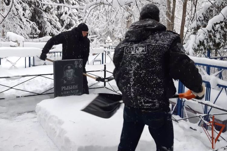 Сотрудники Росгвардии Архангельской области почтили память бойца, погибшего 18 лет назад в Чечне