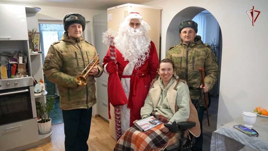 Дед Мороз специального назначения поздравил девушку с ограниченными возможностями здоровья