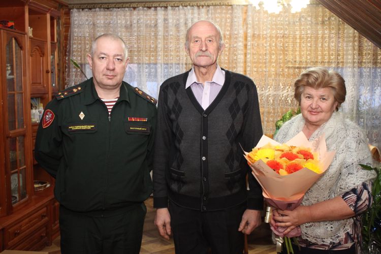 В Восточном округе Росгвардии поздравили ветеранов и тружеников тыла Великой Отечественной войны с Новым годом 