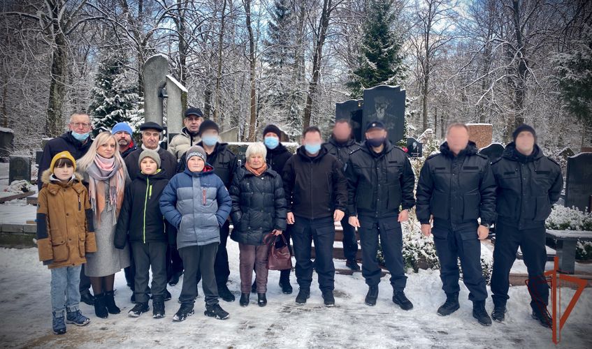 Офицеры калининградского СОБР Росгвардии почтили память боевого товарища