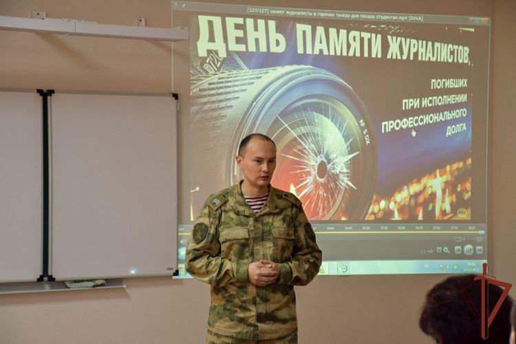 С особенностями работы в экстремальных условиях ознакомили будущих журналистов росгвардейцы в Оренбурге