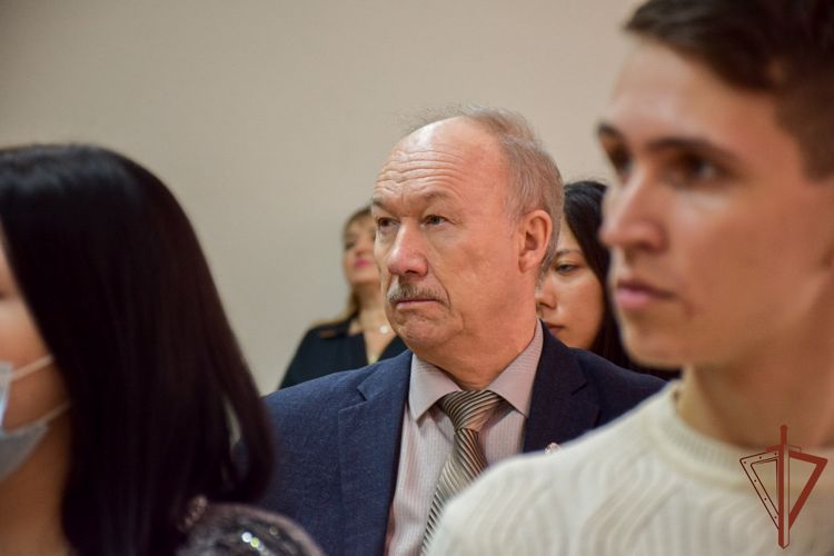 С особенностями работы в экстремальных условиях ознакомили будущих журналистов росгвардейцы в Оренбурге