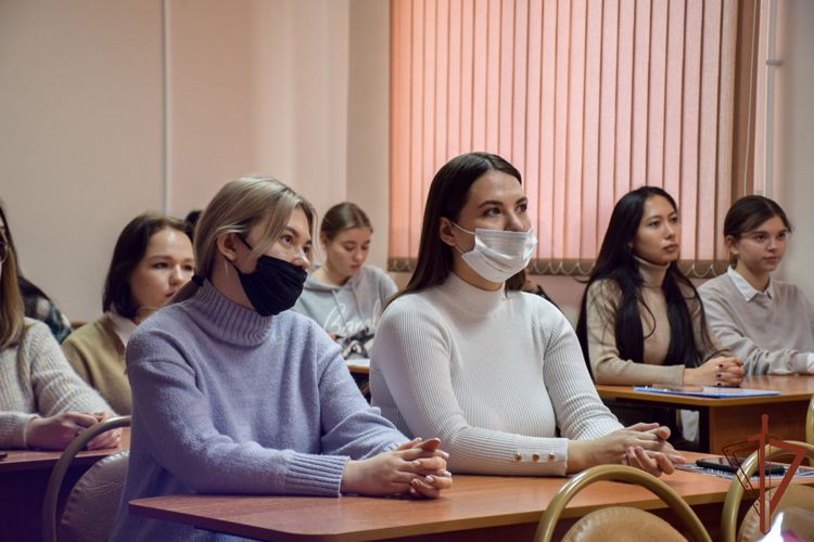 С особенностями работы в экстремальных условиях ознакомили будущих журналистов росгвардейцы в Оренбурге