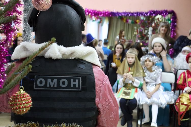 Дед мороз специального назначения поздравил ребят из реабилитационного центра с наступающим Новым годом