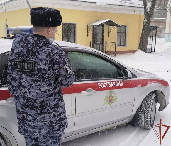Сотрудники Росгвардии помогли замерзавшему автомобилисту в Ярославле
