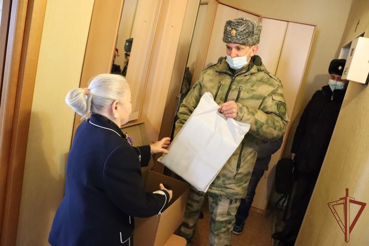 Акцию «С Новым годом, ветеран!» поддержали росгвардейцы в Биробиджане