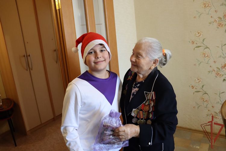 Акцию «С Новым годом, ветеран!» поддержали росгвардейцы в Биробиджане
