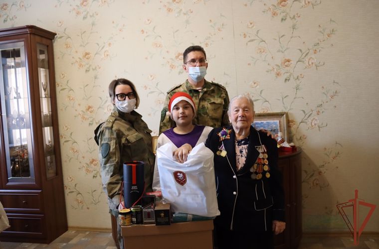 Акцию «С Новым годом, ветеран!» поддержали росгвардейцы в Биробиджане