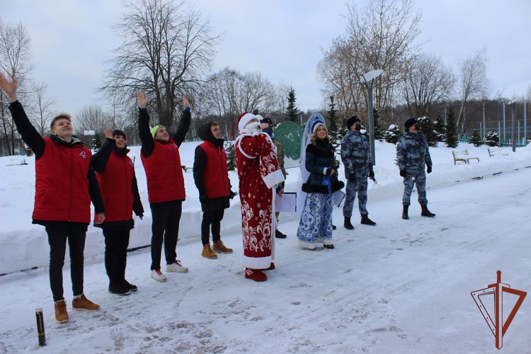 Росгвардия и «Молодежка ОНФ» провели совместную новогоднюю акцию для детей 