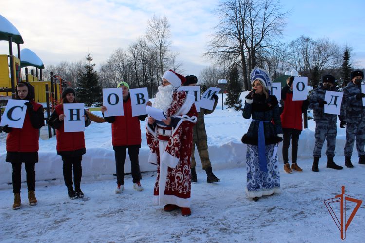 Росгвардия и «Молодежка ОНФ» провели совместную новогоднюю акцию для детей 
