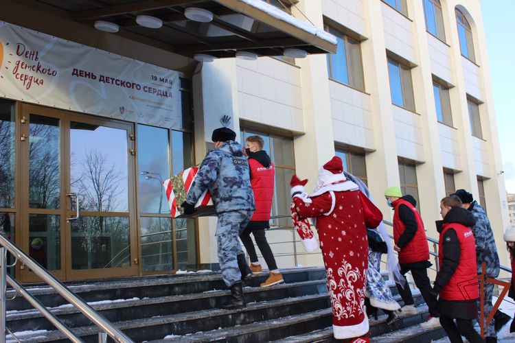 Росгвардия и «Молодежка ОНФ» провели совместную новогоднюю акцию для детей 