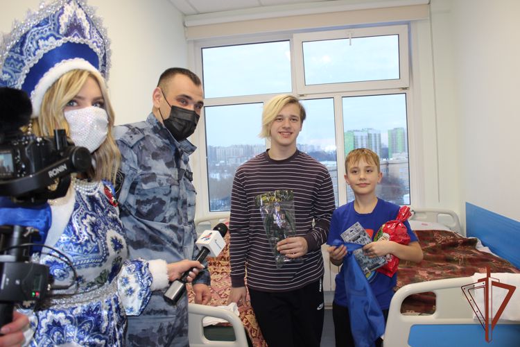Росгвардия и «Молодежка ОНФ» провели совместную новогоднюю акцию для детей 