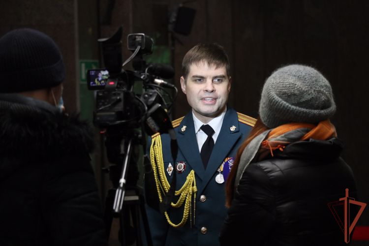 Новогоднее представление от Росгвардии состоялось в екатеринбургском метро (видео)
