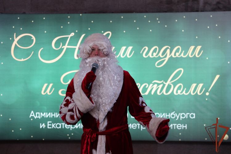 Новогоднее представление от Росгвардии состоялось в екатеринбургском метро (видео)