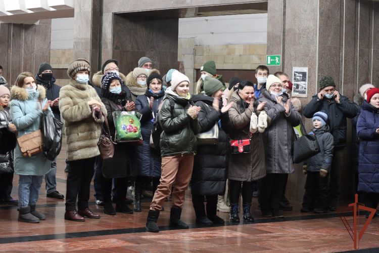 Новогоднее представление от Росгвардии состоялось в екатеринбургском метро (видео)