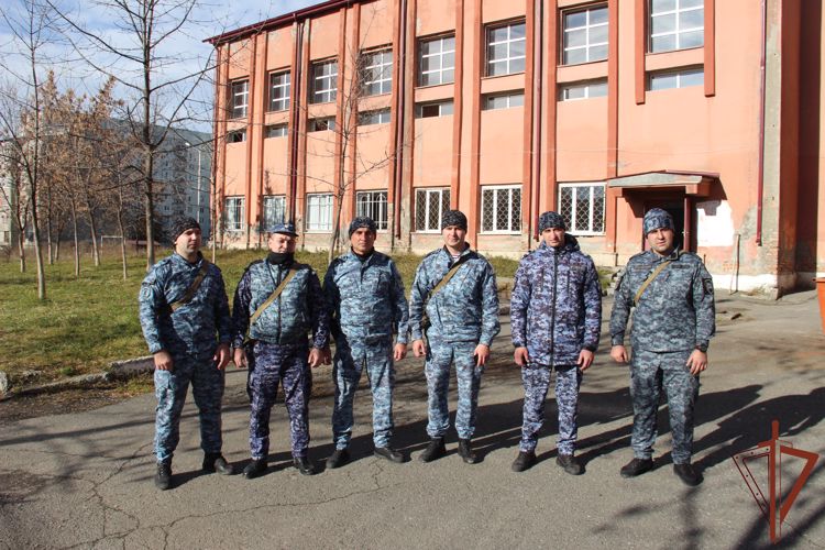 Росгвардейцы спасли детей из горящей школы во Владикавказе