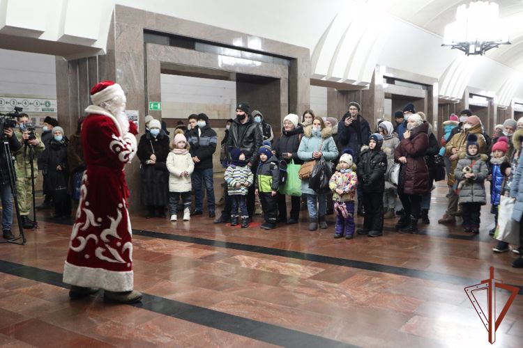 Новогоднее представление от Росгвардии состоялось в екатеринбургском метро (видео)