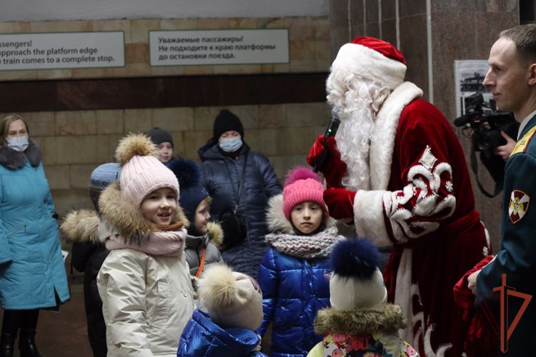 Новогоднее представление от Росгвардии состоялось в екатеринбургском метро (видео)