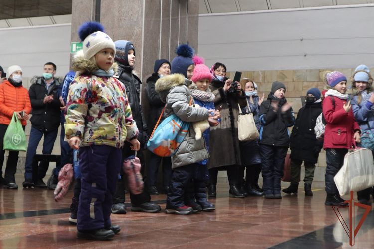 Новогоднее представление от Росгвардии состоялось в екатеринбургском метро (видео)