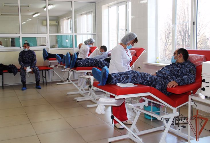 Более 10 литров крови сдали представители Росгвардии в рамках донорской акции во Владикавказе