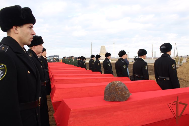 Военнослужащие Росгвардии приняли участие в перезахоронении останков красноармейцев в Керчи