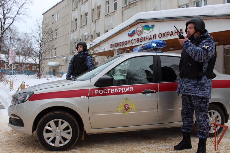 Росгвардейцы оперативно потушили возгорание в припаркованной машине в Сыктывкаре