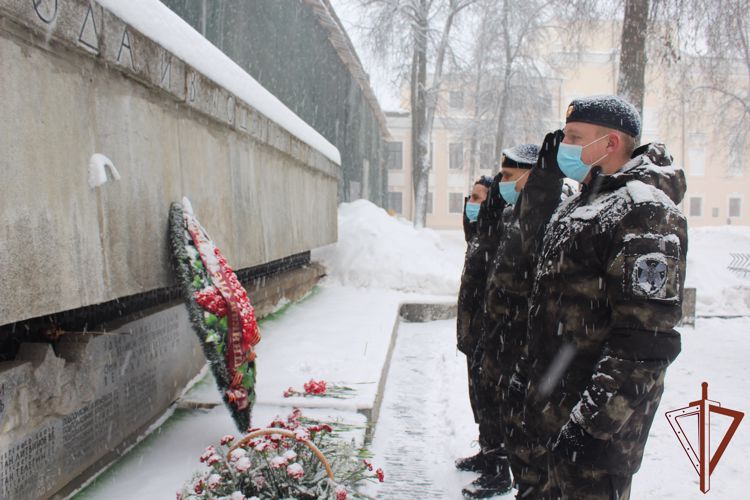В Северо-Западном округе росгвардейцы почтили память неизвестного солдата