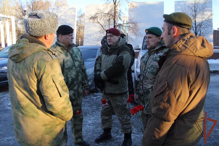 Офицеры Росгвардии и ветераны боевых действий почтили память павших в вооружённых конфликтах 