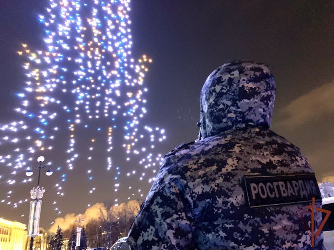 Росгвардия приняли участие в обеспечении правопорядка на световом шоу дронов в Петербурге