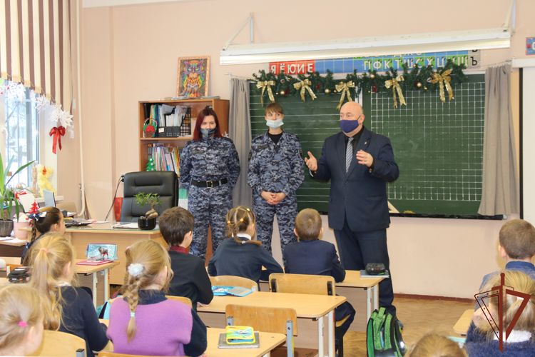 Росгвардейцы Северо-Западного округа провели тематические мероприятия для школьников