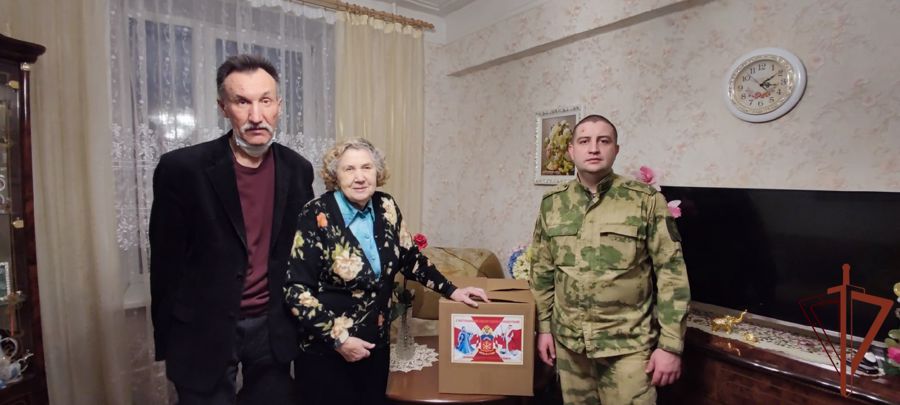 Военнослужащие Росгвардии в Мурманске поздравили ветеранов службы с наступающими новогодними праздниками