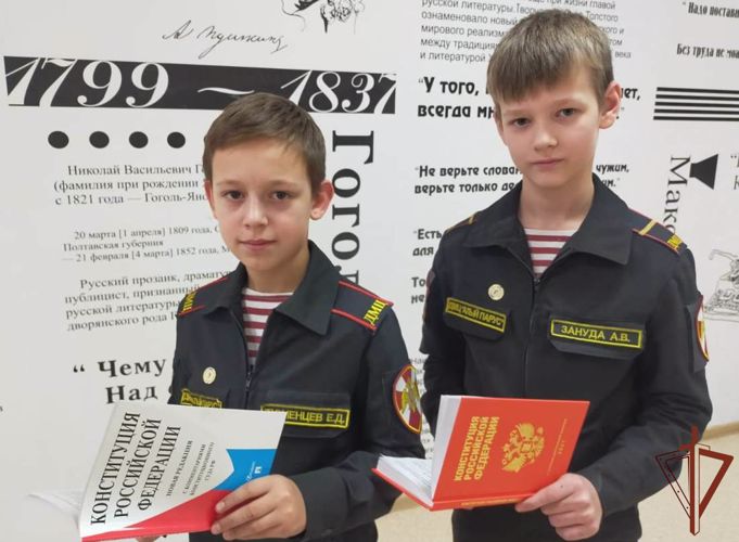 Акция Росгвардии «Знаем Конституцию Российской Федерации» проходит в Тюмени (видео)
