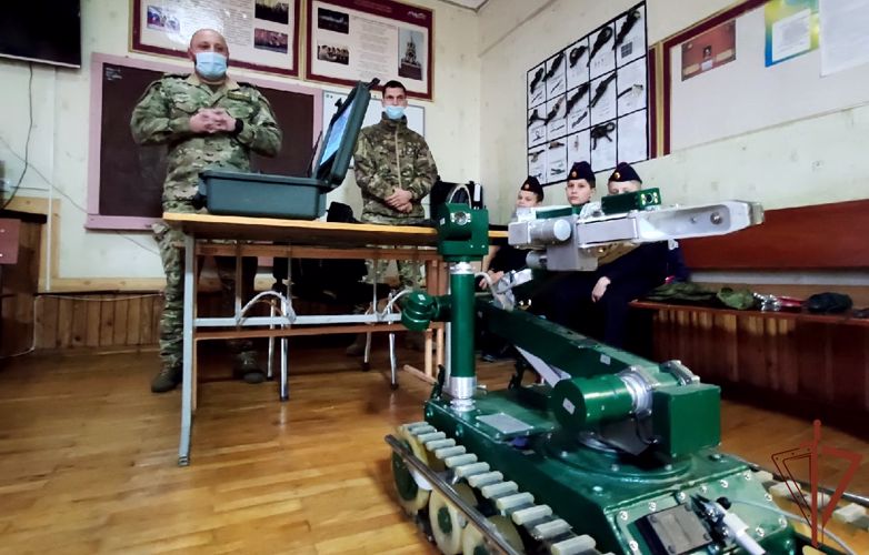 Ученики севастопольского профильного класса Росгвардии впервые посетили ОМОН «Беркут-С»