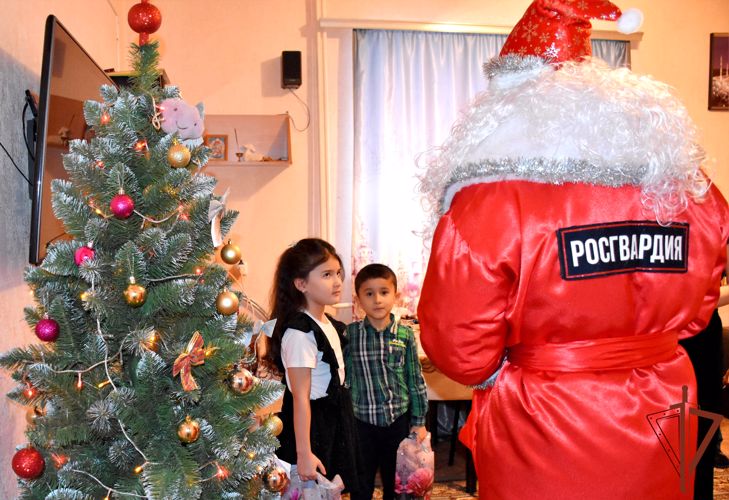 В Калмыкии росгвардейцы присоединились к акции «Дед Мороз специального назначения»
