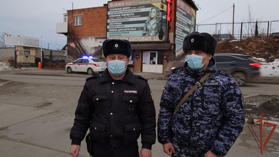 Нарядом Росгвардии в Челябинске задержаны подозреваемые в убийстве (видео)