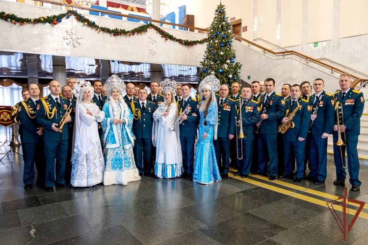 Военные музыканты Росгвардии поздравили жителей и гостей Кубани с наступающим Новым годом (видео)
