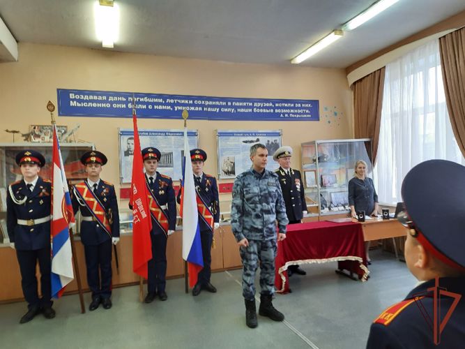 Сотрудники Росгвардии приняли в кадеты учащихся подшефной вологодской школы 
