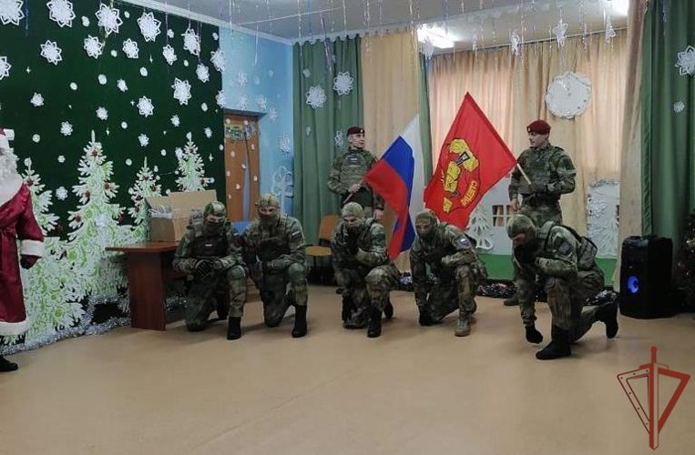 Военнослужащие калиновского соединения Росгвардии поздравили деток из социальных центров Среднего Урала (видео)